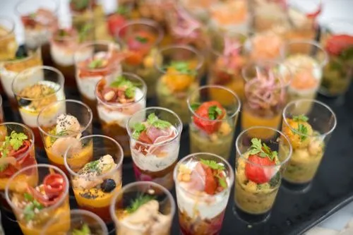 Verrines apéritif à base de guacamoles, purées, fromage de chèvre, etc. pour un apéro ig bas.