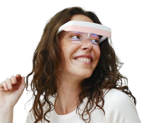 Une femme porte des lunettes de luminothérapie, Luminette 3.