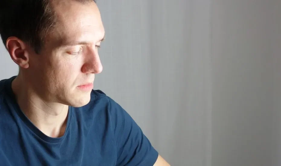Un homme qui utilise la luminothérapie dans son salon.