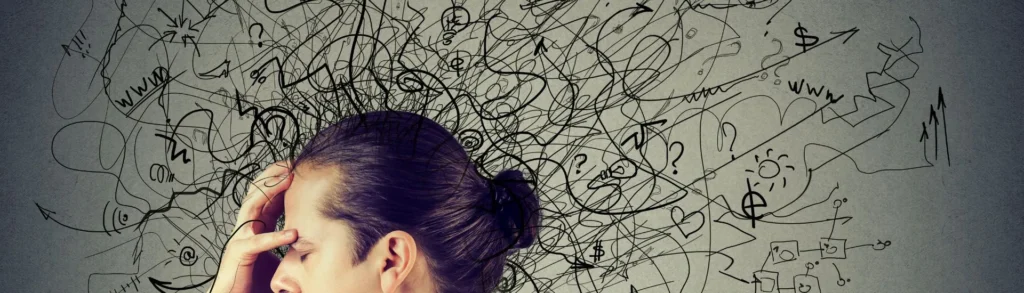 Un adulte avec un TDAH qui se tient la tête en signe de confusion. Des illustrations sortent de sa tête.