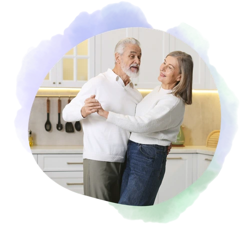 Photo d'un couple de seniors heureux qui danse dans leur cuisine qui correspond à la catégorie BIEN VIEILLIR.