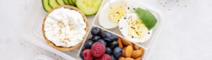 Nutrition sportive : que manger pendant le sport ? Aliments bons pour le sport (amandes, œufs, fruits, fromage blanc, etc.)