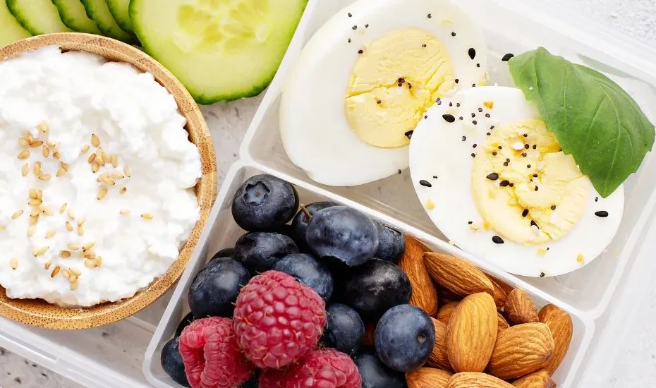 Nutrition sportive : que manger pendant le sport ? Aliments bons pour le sport (amandes, œufs, fruits, fromage blanc, etc.)