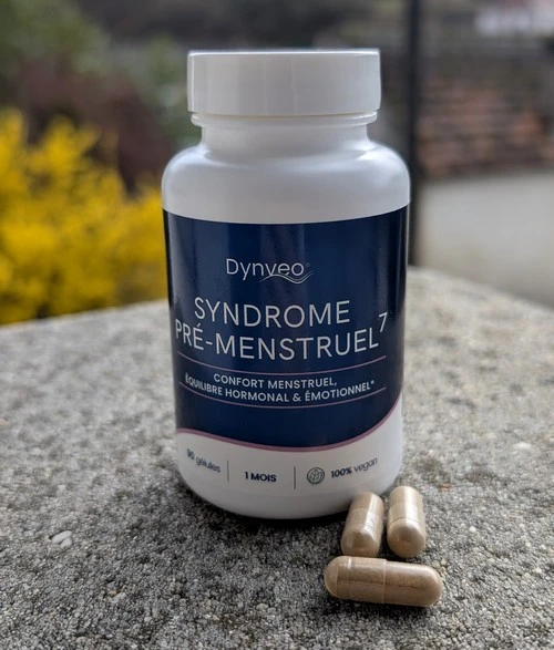 Flacon de complément alimentaire contre l'acné hormonale de la marque Dynveo.