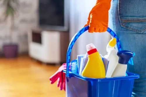 Produits ménagers remplis de perturbateurs endocriniens dans un saut.