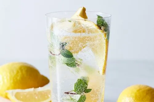 Boisson gazeuse à base d'eau de citron et de menthe