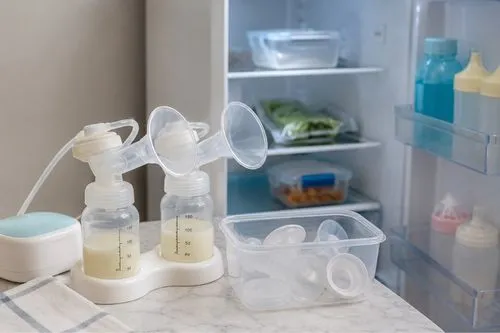 Une photo de tire-lait qui n'ont pas été nettoyé devant un frigo.