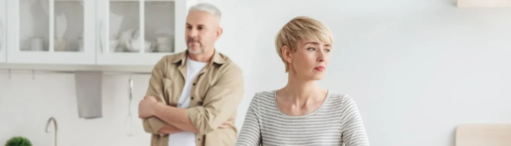 Un couple de parents qui souffre du syndrome du nid vide.