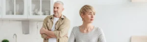 Un couple de parents qui souffre du syndrome du nid vide.