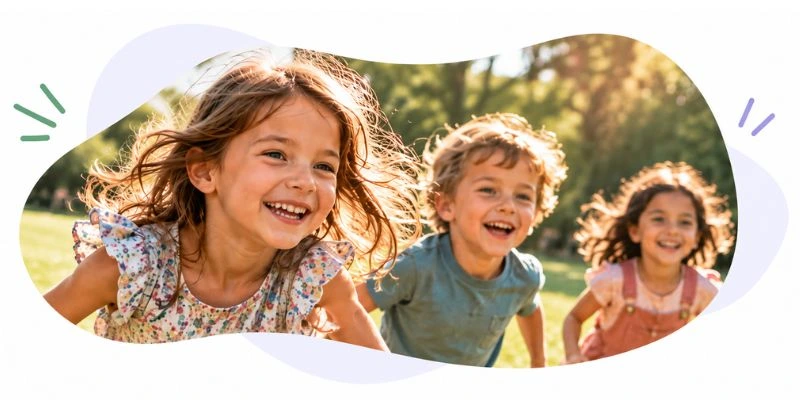 Des enfants qui courent dans la nature, heureux.