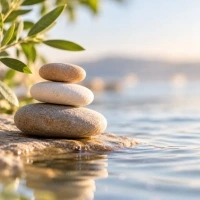 Des galets empilés au bord d'un lac en signe d'équilibre mental.